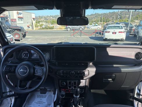 Used 2024 Jeep Wrangler Unlimited Rubicon AWD/4WD image 18
