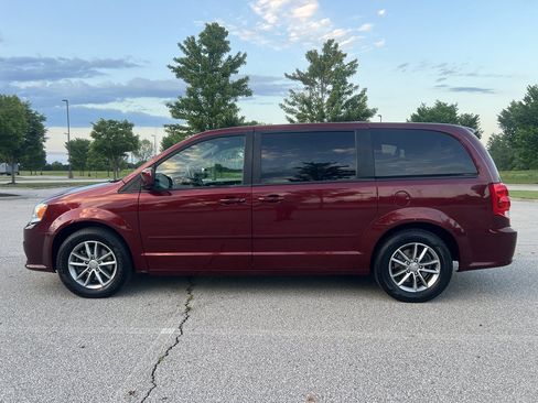 Used 2017 Dodge Grand Caravan SE FWD image 2