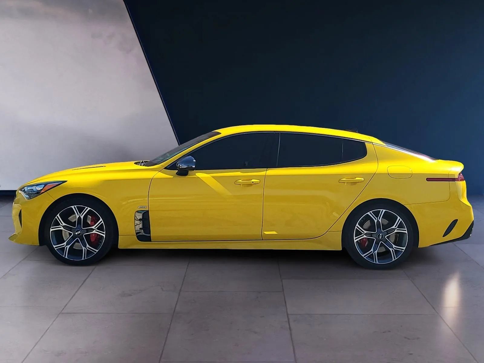 Used 2018 Kia Stinger GT w/ Limited Edition RWD image 2
