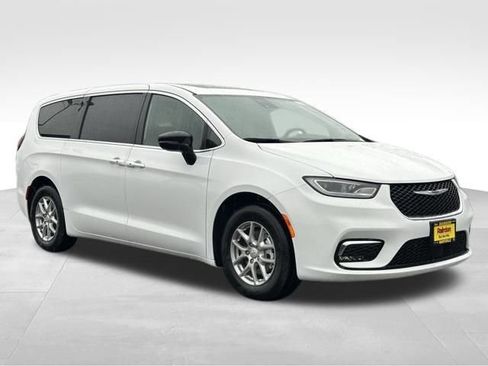 New 2026 Chrysler Pacifica Select image 1