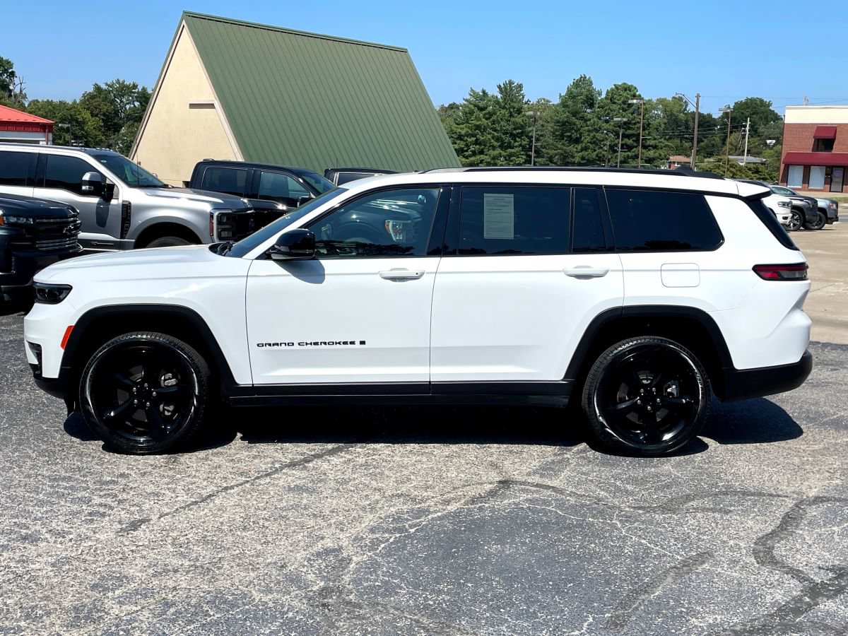 Used 2024 Jeep Grand Cherokee L Limited w/ Black Appearance Package AWD/4WD image 3