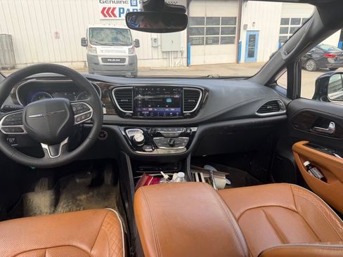 Used 2023 Chrysler Pacifica Pinnacle AWD/4WD image 7
