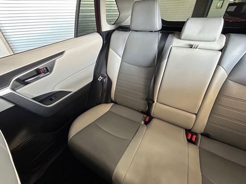 Used 2020 Toyota RAV4 XLE Premium image 12