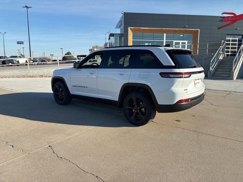Used 2023 Jeep Grand Cherokee Altitude image 3