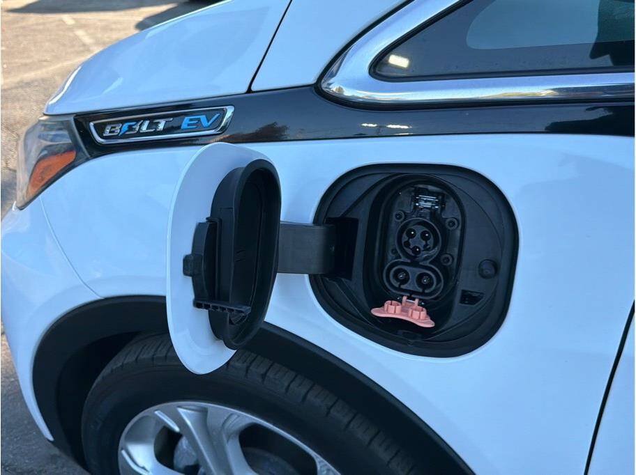 Used 2018 Chevrolet Bolt LT FWD image 25
