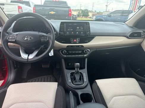 Used 2020 Hyundai Elantra GT FWD image 13