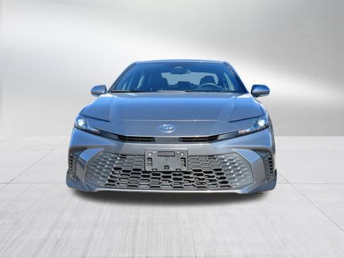 Used 2025 Toyota Camry SE image 2