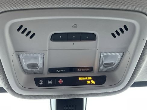 Used 2021 Chevrolet Traverse LT image 29