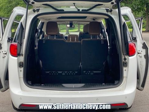 Used 2017 Chrysler Pacifica Limited FWD image 45