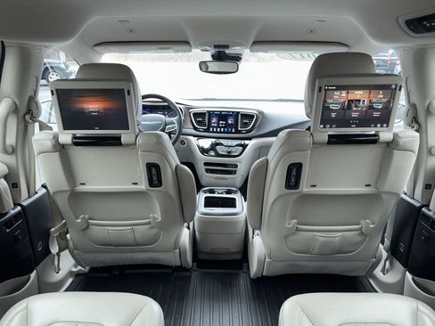 Used 2018 Chrysler Pacifica Touring-L Plus w/ Advanced Safetytec Group image 16