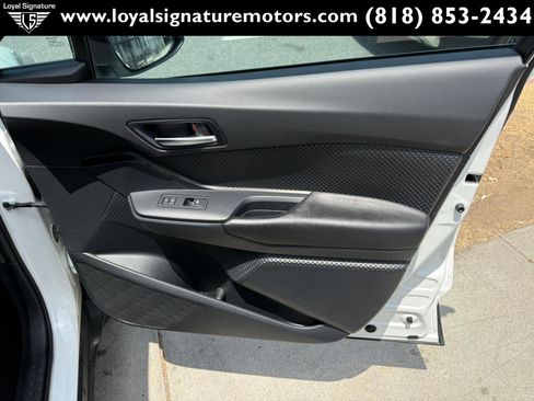 Used 2018 Toyota C-HR XLE FWD image 27