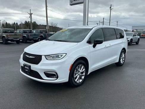 Used 2025 Chrysler Pacifica Select AWD/4WD image 1