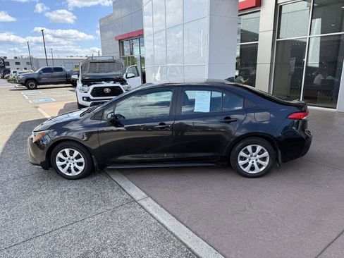 Used 2020 Toyota Corolla LE FWD image 3