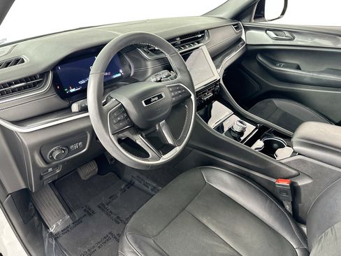 Used 2023 Jeep Grand Cherokee Altitude image 9