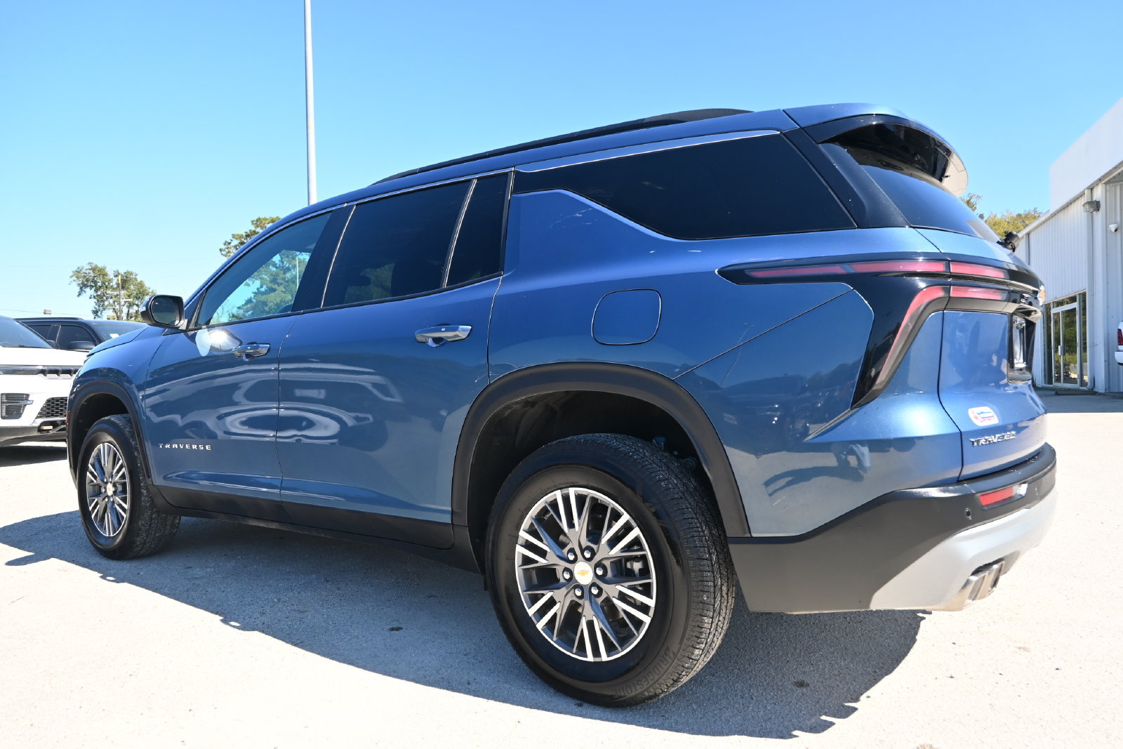 Used 2026 Chevrolet Traverse LT FWD image 4