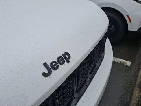 Used 2023 Jeep Grand Cherokee Limited w/ Black Appearance Package AWD/4WD image 4