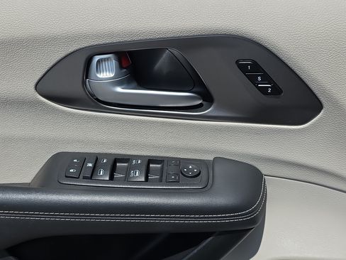 Certified 2024 Chrysler Pacifica Touring-L FWD image 26