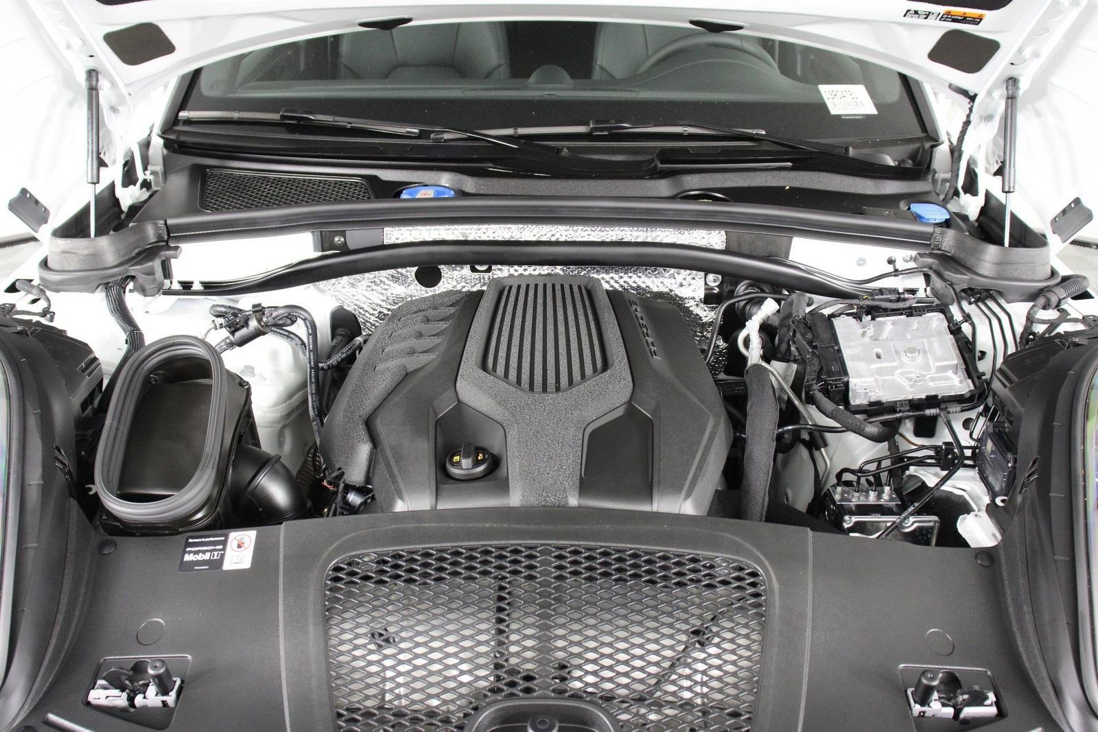 Certified 2026 Porsche Macan AWD/4WD image 28