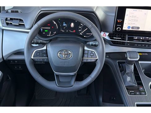 Used 2025 Toyota Sienna XLE FWD image 15