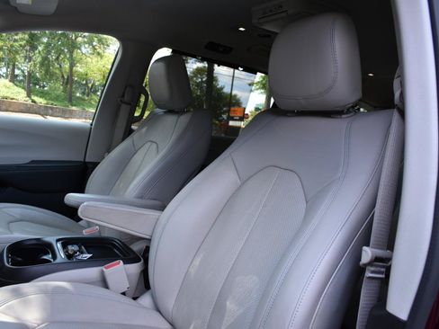Used 2018 Chrysler Pacifica Touring-L FWD image 24