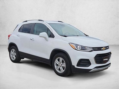 Used 2020 Chevrolet Trax LT w/ LT Convenience Package FWD image 3