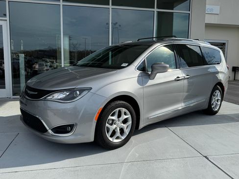 Used 2017 Chrysler Pacifica Touring-L Plus w/ Advanced Safetytec Group image 2