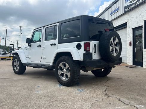 Used 2018 Jeep Wrangler Unlimited Sahara AWD/4WD image 2