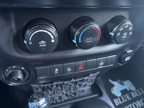 Used 2015 Jeep Wrangler Unlimited Sahara w/ Connectivity Group AWD/4WD image 52