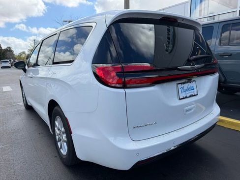 New 2026 Chrysler Pacifica Select image 8