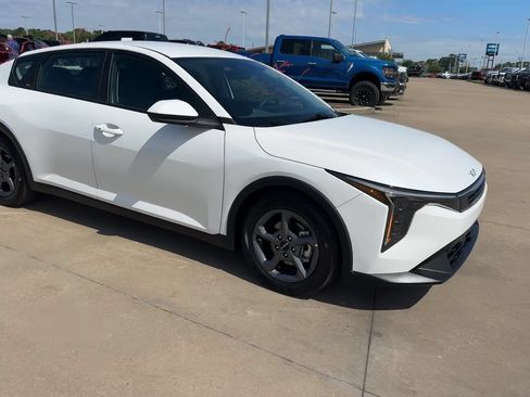 Used 2025 Kia K4 FWD image 3