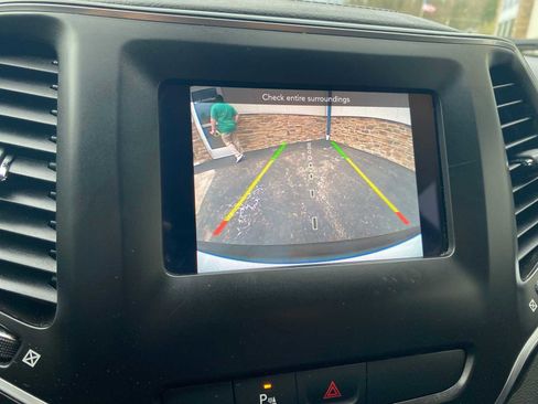 Used 2019 Jeep Cherokee Latitude Plus w/ Cold Weather Group AWD/4WD image 19
