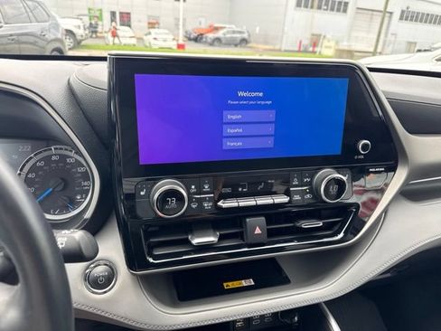 Used 2023 Toyota Highlander XLE AWD/4WD image 17