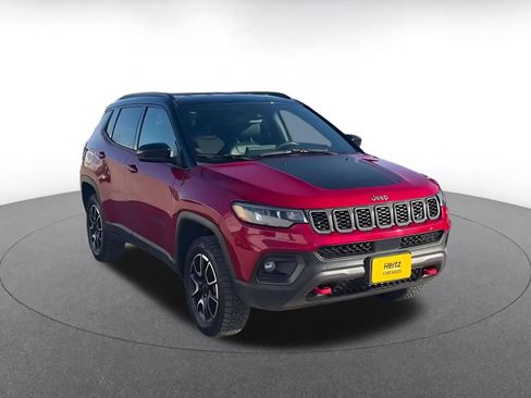 Used 2025 Jeep Compass Trailhawk image 3