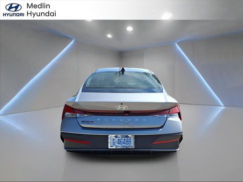 New 2025 Hyundai Elantra SE image 4