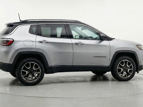 Used 2025 Jeep Compass Trailhawk AWD/4WD image 11