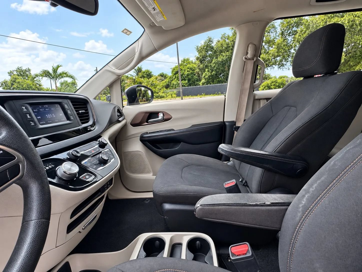 Used 2017 Chrysler Pacifica LX FWD image 17