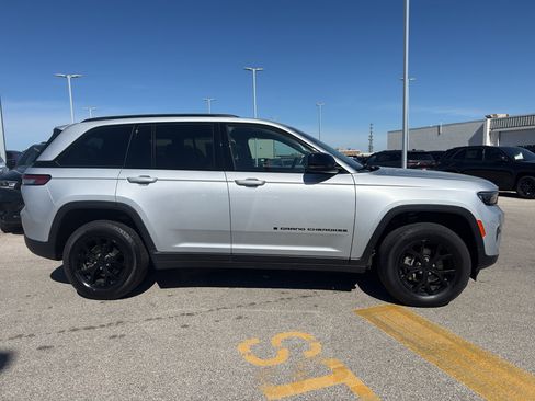 Used 2025 Jeep Grand Cherokee Altitude AWD/4WD image 4