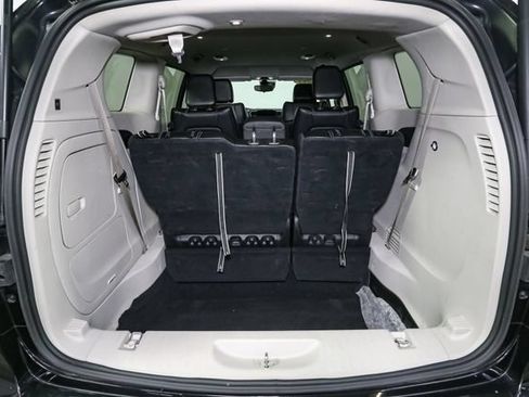 Used 2023 Chrysler Pacifica Touring-L FWD image 11