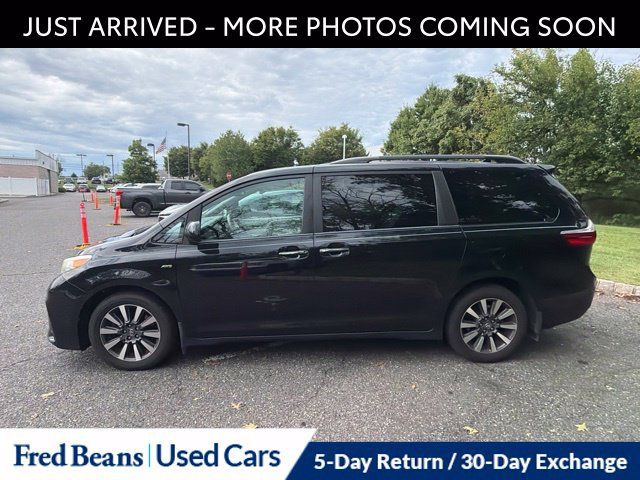 Used 2018 Toyota Sienna XLE w/ XLE Navigation Package AWD/4WD image 4
