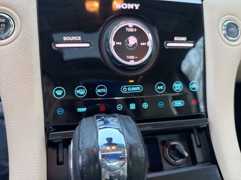 Used 2019 Ford Taurus Limited FWD image 17