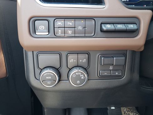 Used 2024 Chevrolet Tahoe High Country RWD image 17