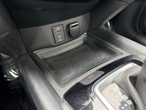 Used 2017 Nissan Rogue S AWD/4WD image 24