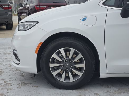 Used 2024 Chrysler Pacifica Select image 10