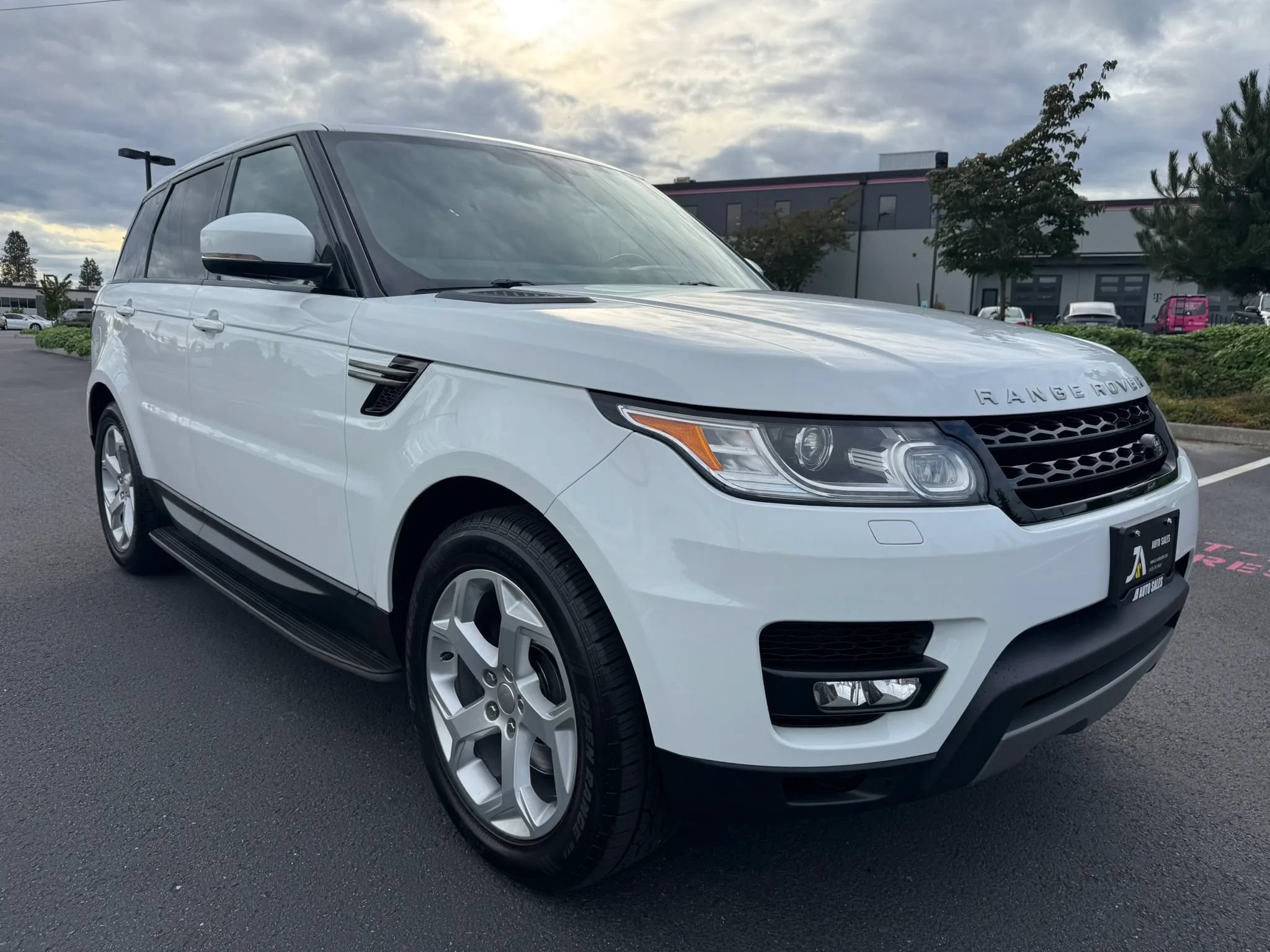 Used 2014 Land Rover Range Rover Sport HSE AWD/4WD image 2