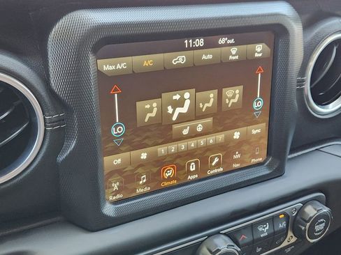 Used 2018 Jeep Wrangler Unlimited Sahara AWD/4WD image 8