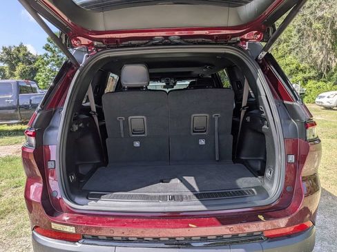 Used 2025 Jeep Grand Cherokee L Altitude RWD image 12