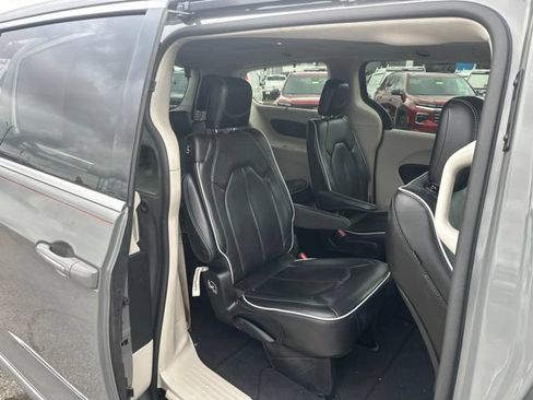 Used 2023 Chrysler Pacifica Limited FWD image 32