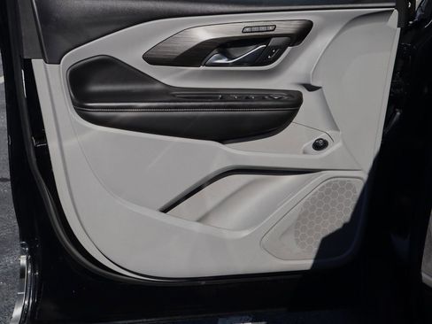 Used 2024 GMC Terrain SLT image 14