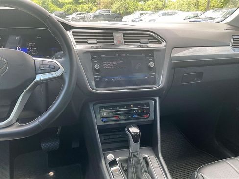 Used 2024 Volkswagen Tiguan SE w/ Panoramic Sunroof Package AWD/4WD image 17