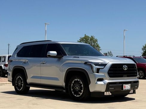 Used 2025 Toyota Sequoia SR5 w/ SR5 Premium Package AWD/4WD image 6